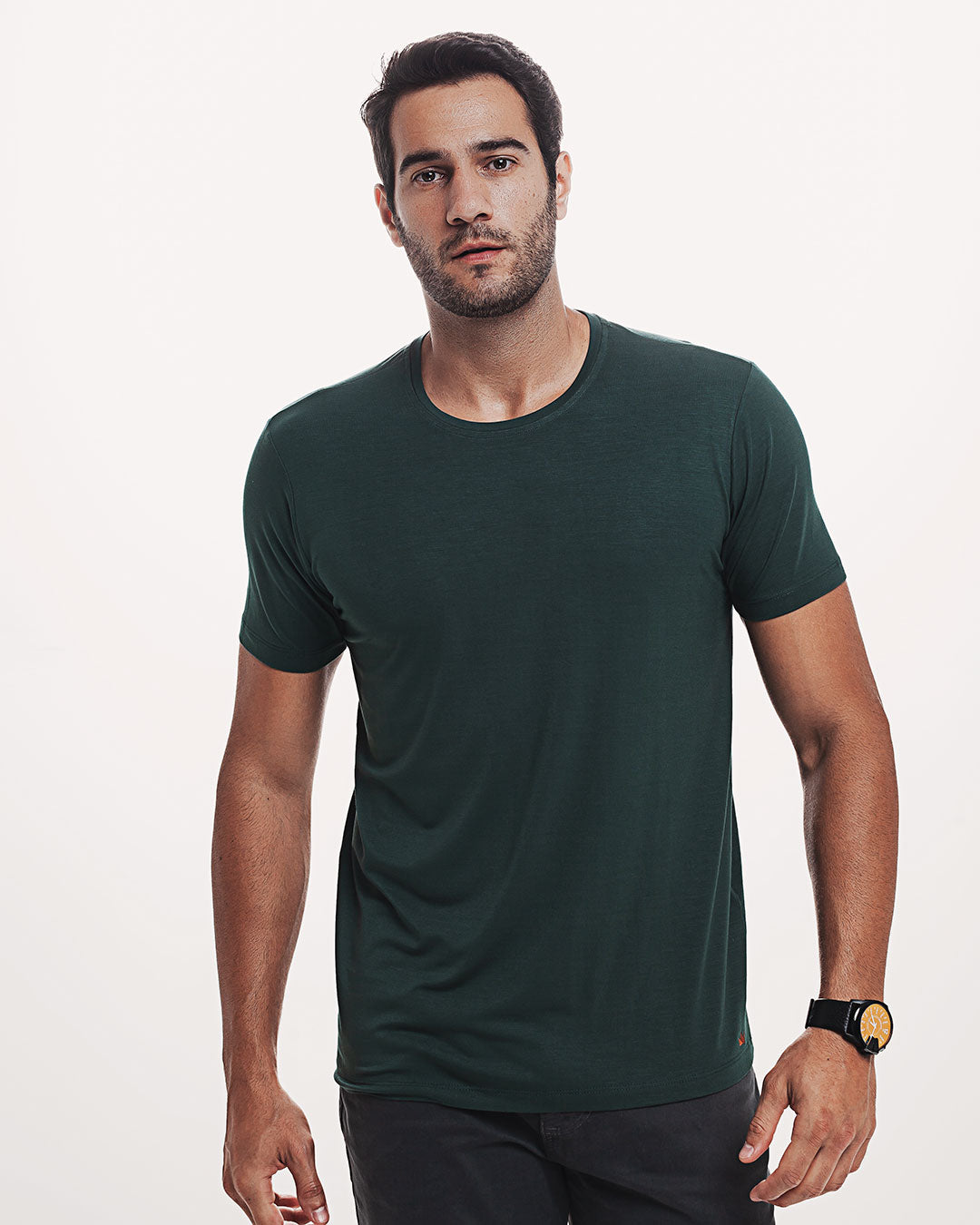 Camiseta Viscose Everyday Verde Escura Ezutus Compre roupas estilosas na Amorope, site seguro, frete grátis e parcelamento sem juros. Moda feminina e masculina num só lugar.