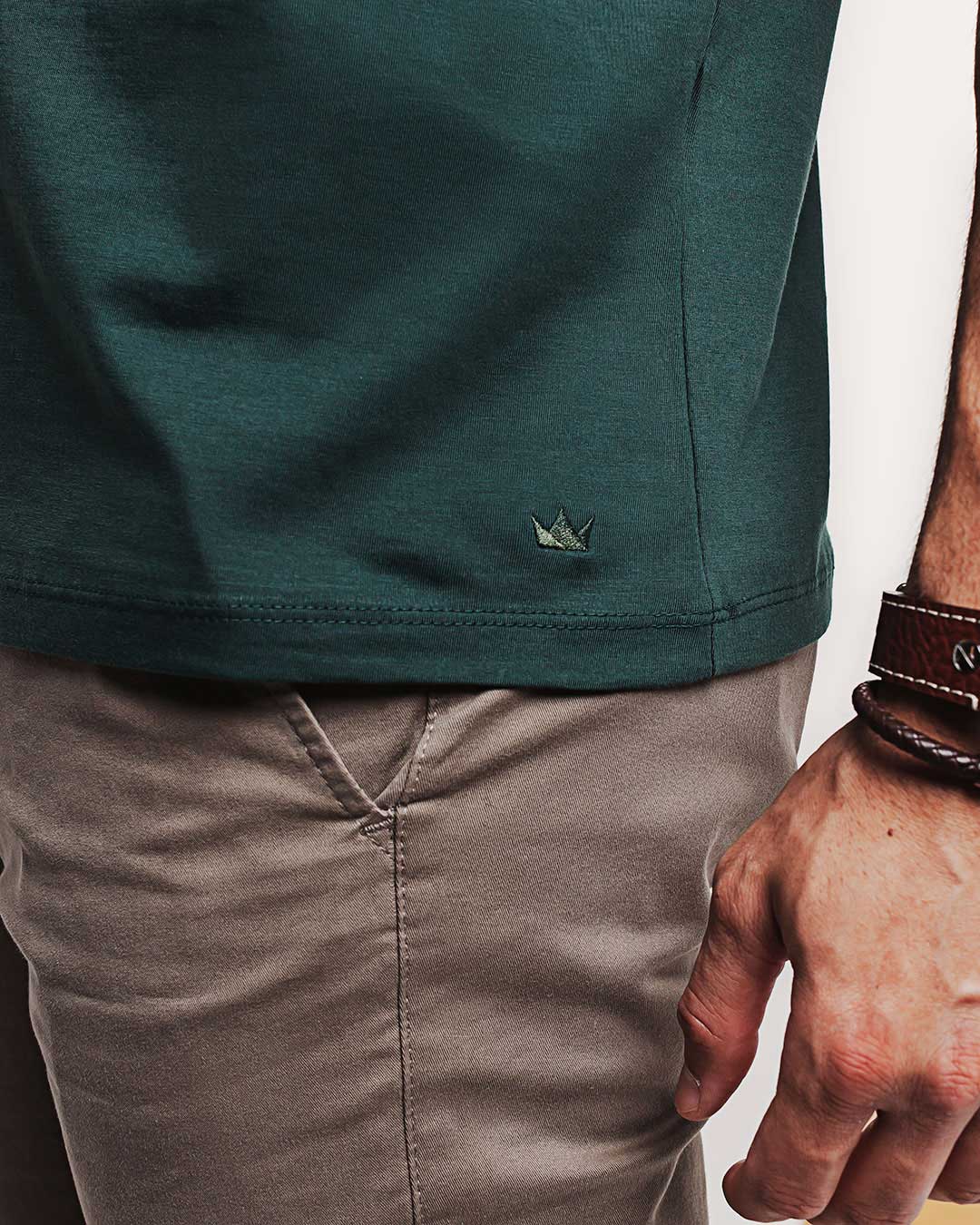 Camiseta Algodão Pima Verde Escura Ezutus Compre roupas estilosas na Amorope, site seguro, frete grátis e parcelamento sem juros. Moda feminina e masculina num só lugar.