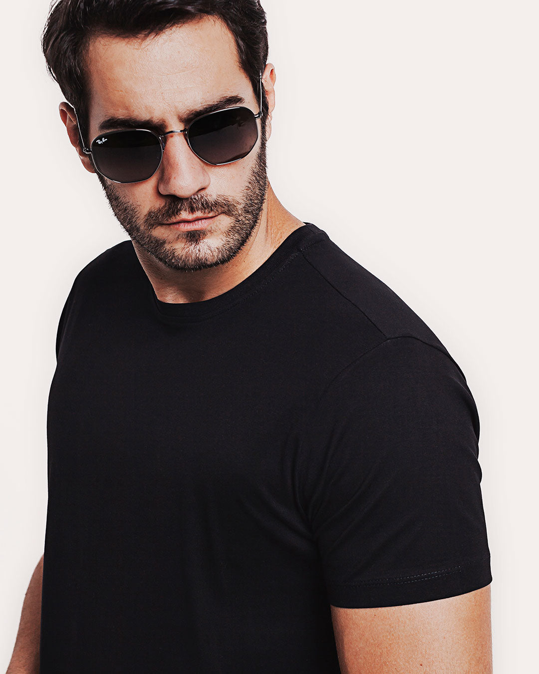 Camiseta Algodão Pima Preta Ezutus Compre roupas estilosas na Amorope, site seguro, frete grátis e parcelamento sem juros. Moda feminina e masculina num só lugar.