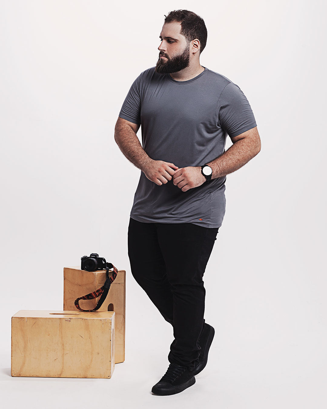 Camiseta Viscose Everyday Cinza Escura Ezutus Compre roupas estilosas na Amorope, site seguro, frete grátis e parcelamento sem juros. Moda feminina e masculina num só lugar.