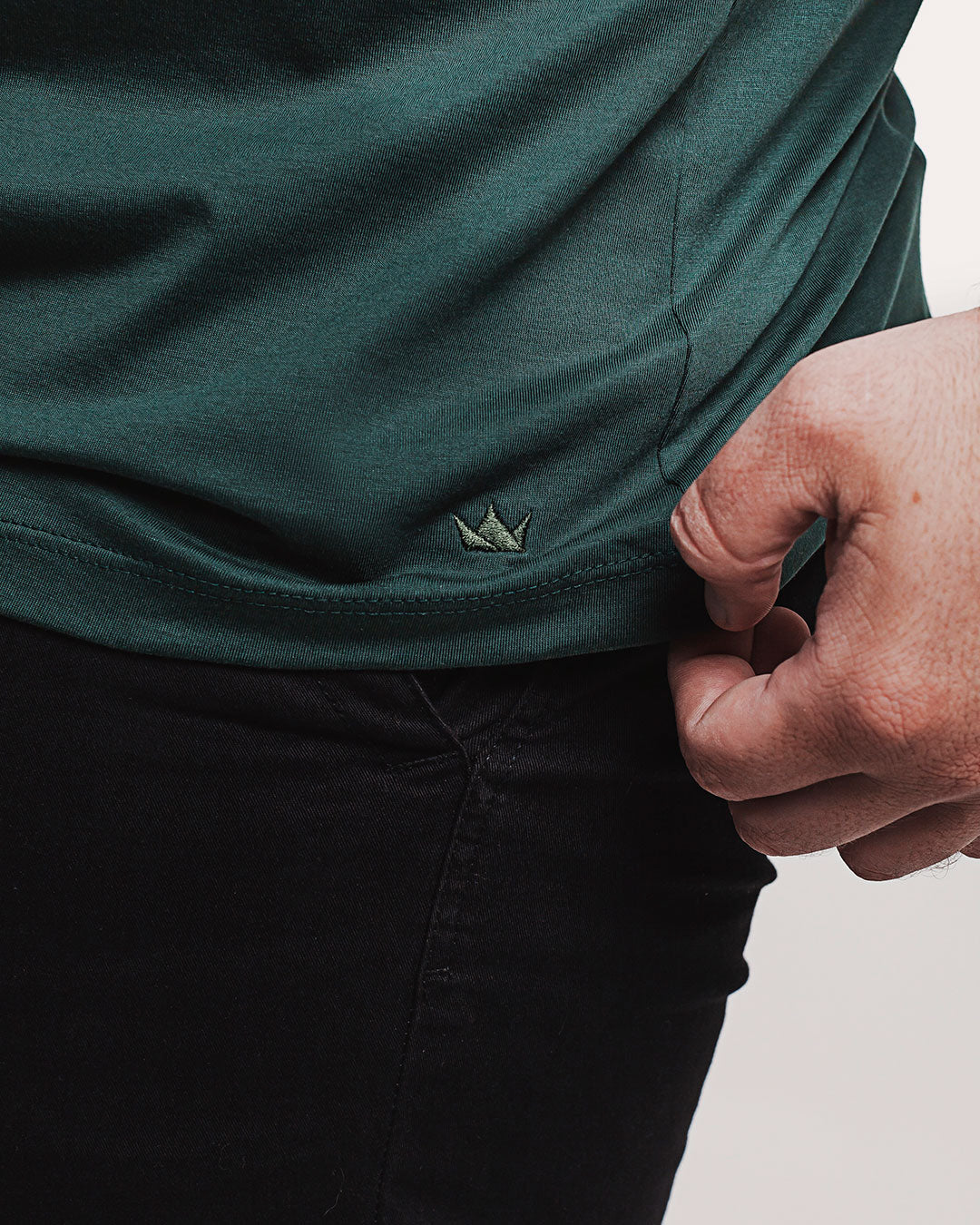 Camiseta Algodão Pima Verde Escura Ezutus Compre roupas estilosas na Amorope, site seguro, frete grátis e parcelamento sem juros. Moda feminina e masculina num só lugar.