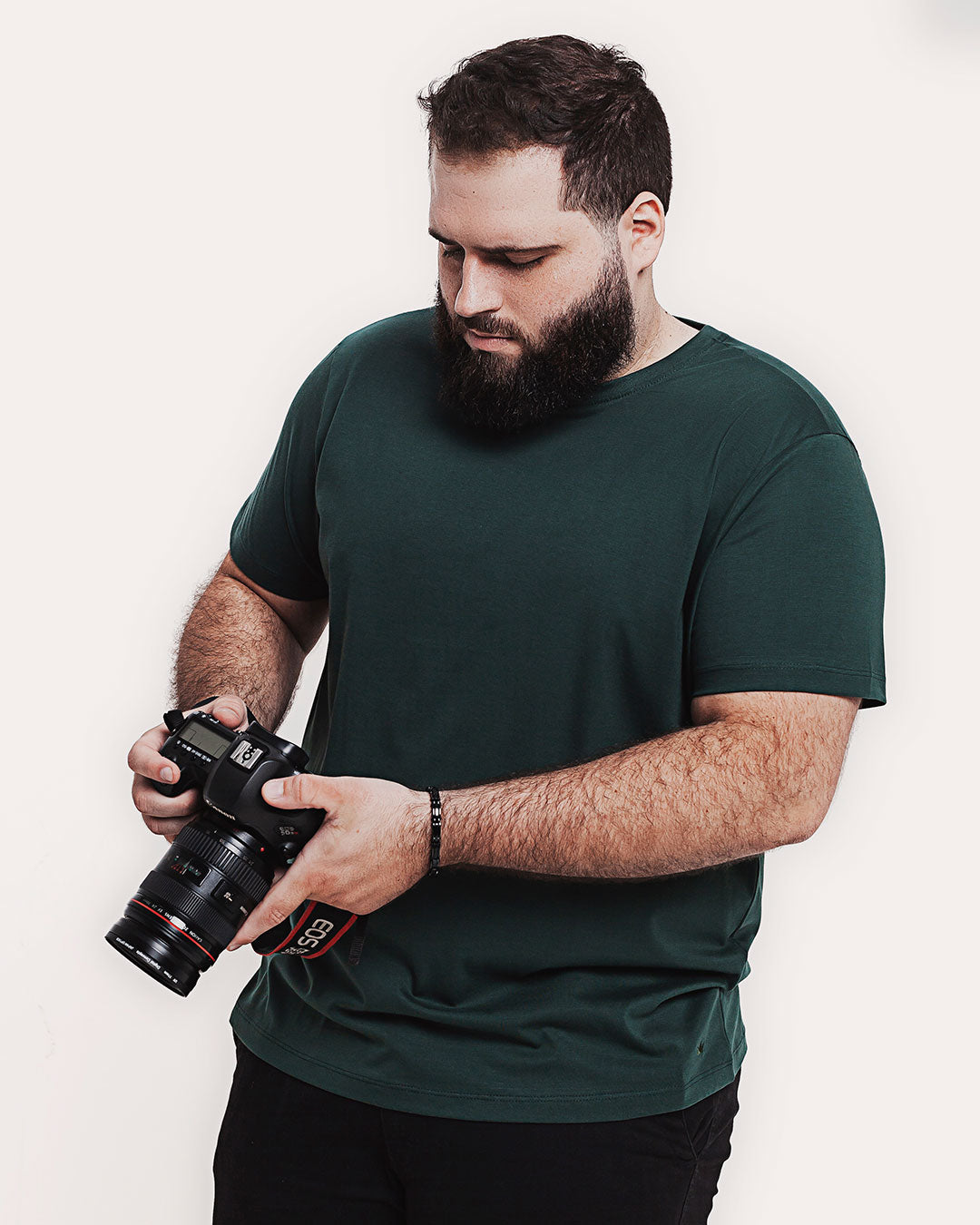 Camiseta Algodão Pima Verde Escura Ezutus Compre roupas estilosas na Amorope, site seguro, frete grátis e parcelamento sem juros. Moda feminina e masculina num só lugar.