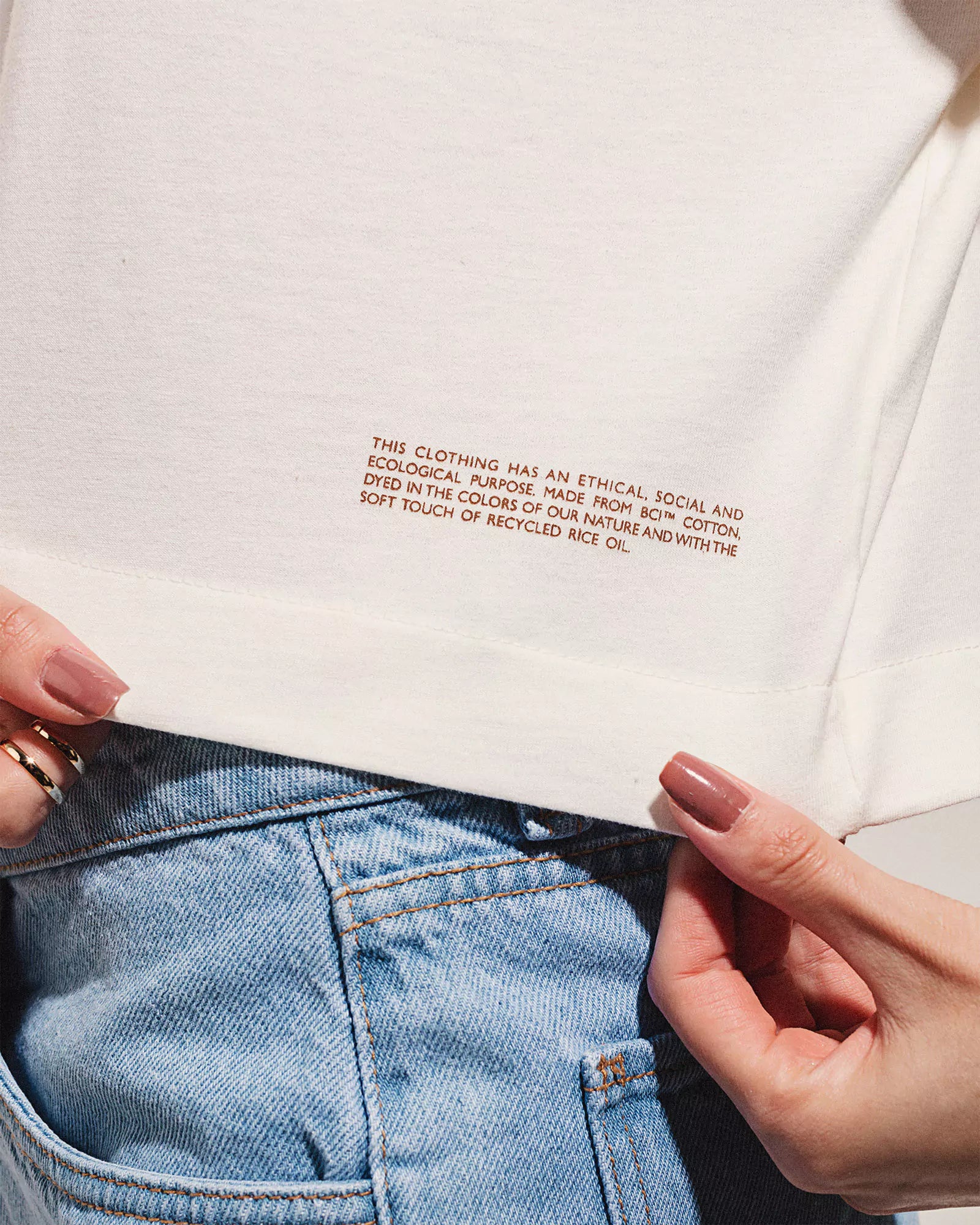 T-shirt Cropped Oversized Antúrio Branca Minimadeia Compre roupas estilosas na Amorope, site seguro, frete grátis e parcelamento sem juros. Moda feminina e masculina num só lugar.