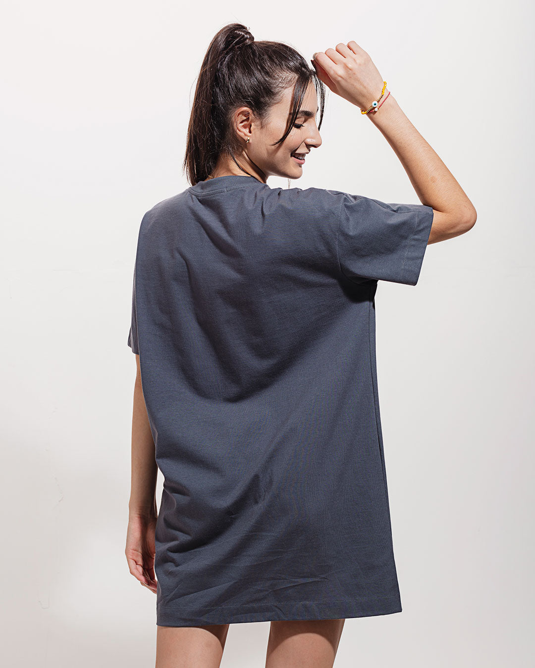 Vestido Camisetão Oversized Gerânio Grafite Minimadeia Compre roupas estilosas na Amorope, site seguro, frete grátis e parcelamento sem juros. Moda feminina e masculina num só lugar.